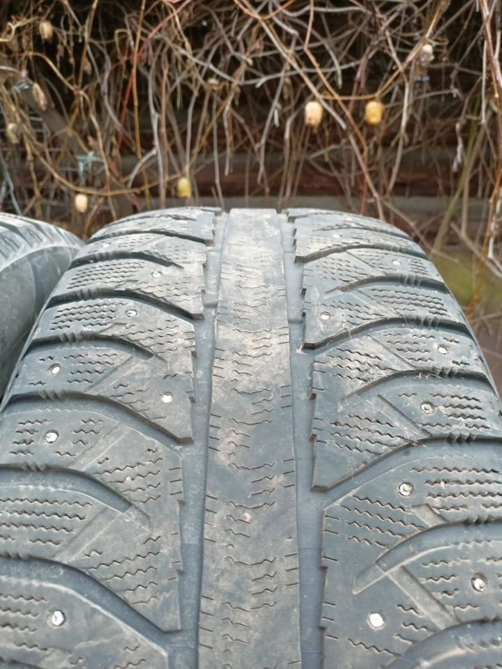 Шины зимние шипованные Bridgestone 255/55 R18 на Land Rover Freelander ...