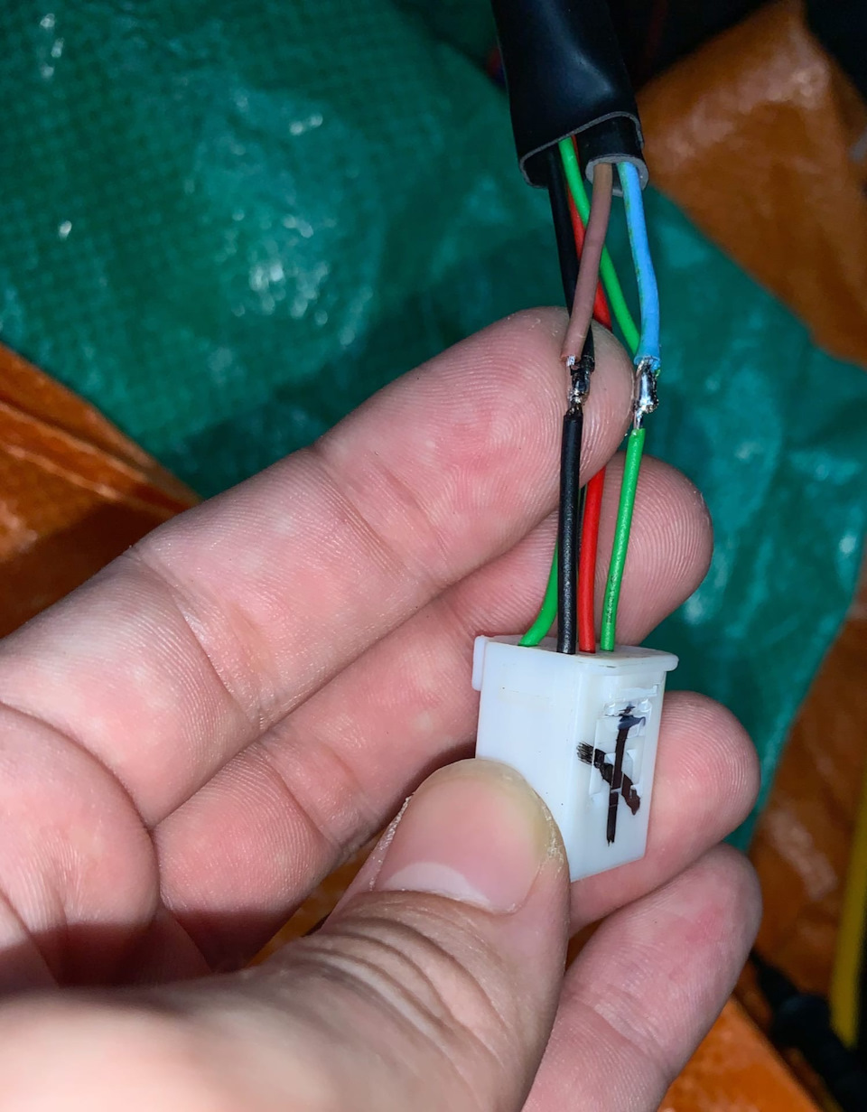 Правильная подпайка к штекеру задней левой фары — Hyundai Solaris (1G)