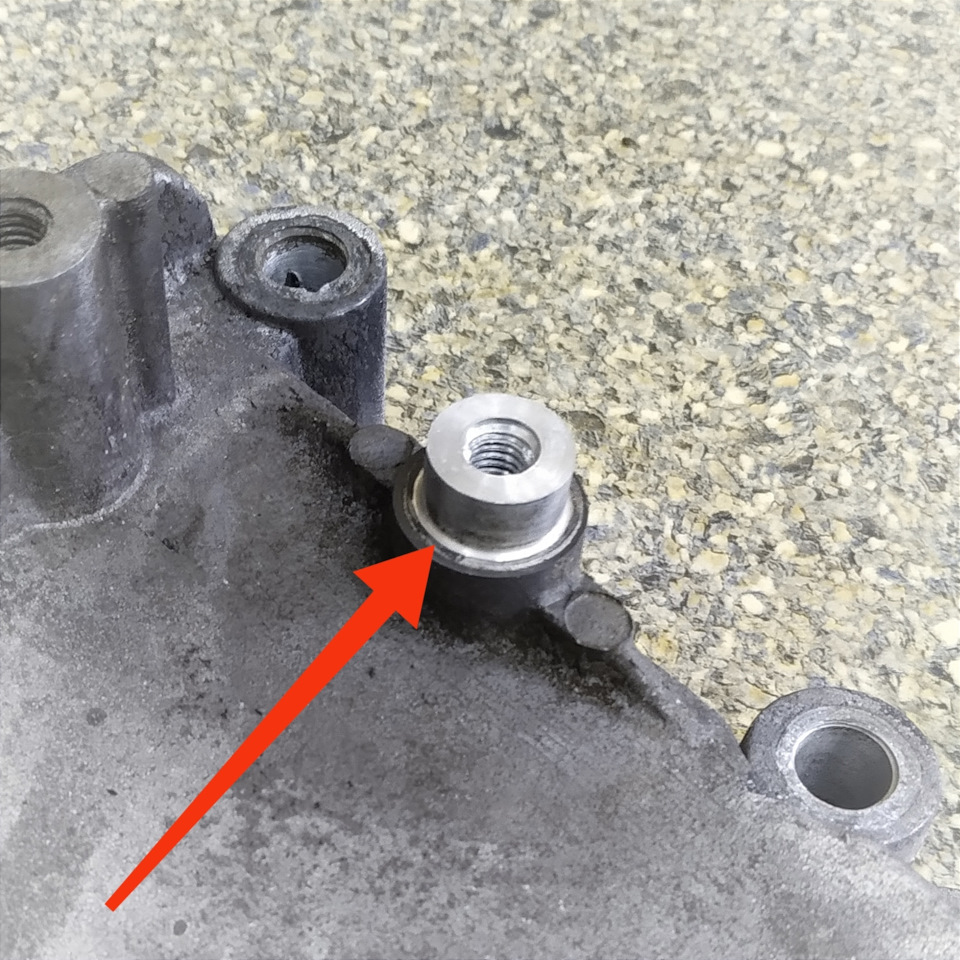 Посадочное место, на которое устанавливается ролик — Lincoln Town Car III