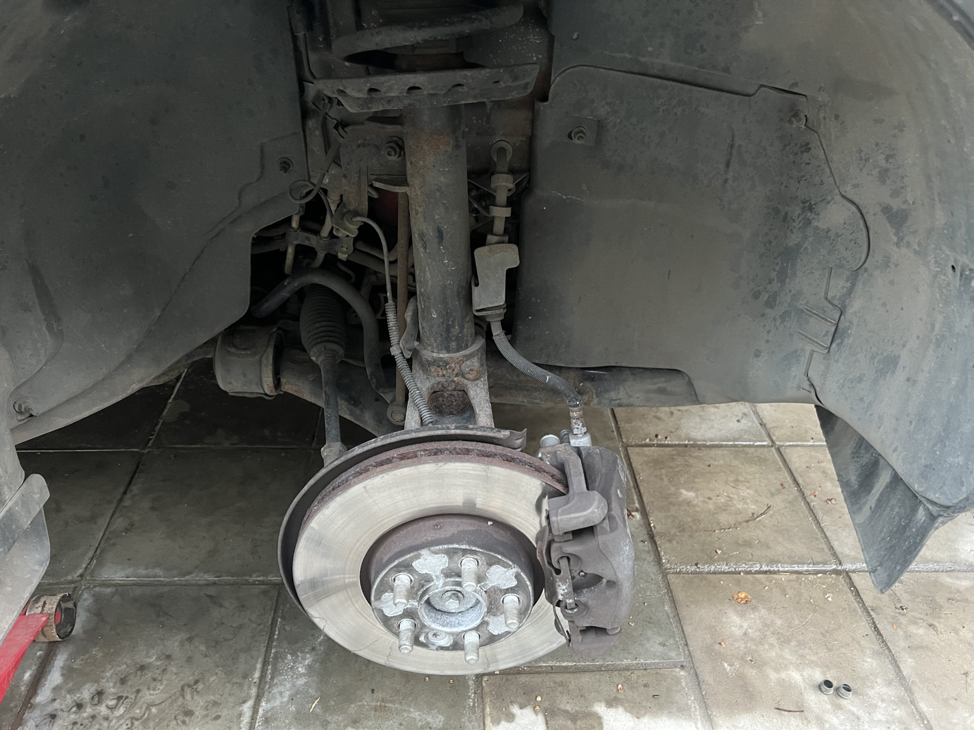 Замена передних тормозных колодок — Land Rover Freelander 2 (L359), 2,2 ...