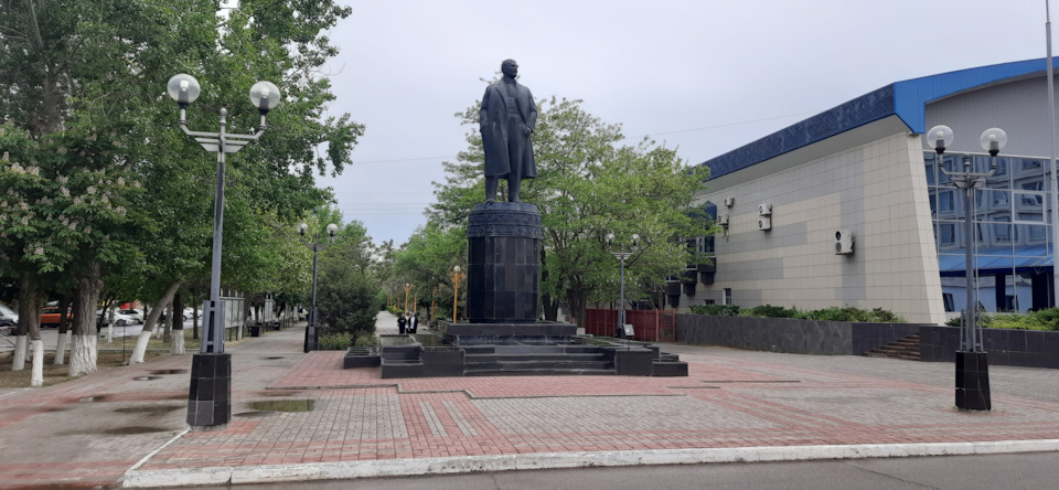 Володя, куда уж без него. Удивительно, что по аналогии с солдатом из Парка Победы, лицо лидера революции не сделали на калмыцкий манер!)) — Jeep Cherokee (KL)