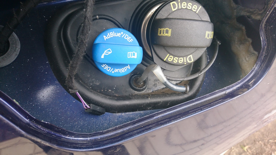 Замена дренажной трубки в заправочном лючке — Volkswagen Touran (2G), 2 ...