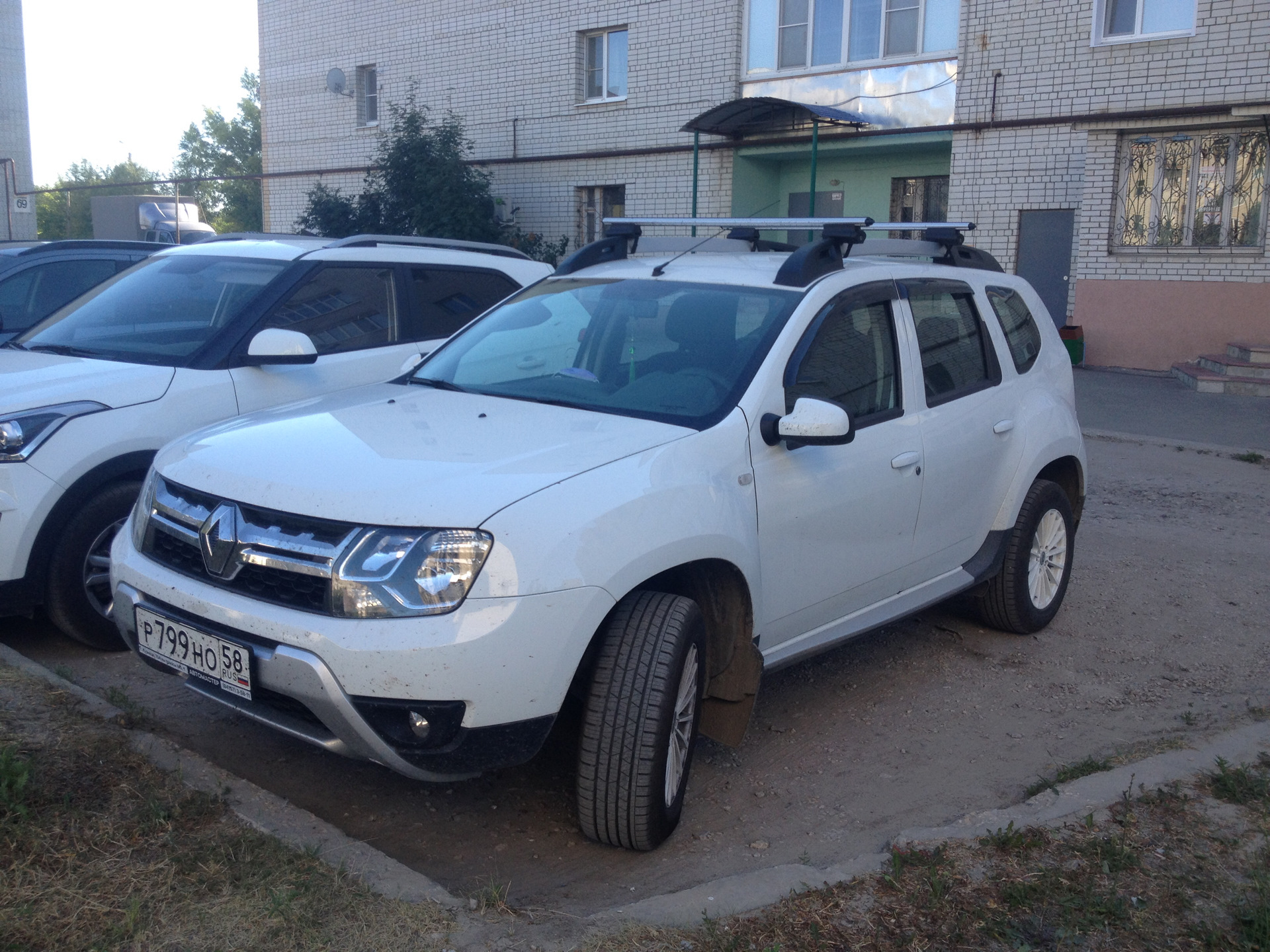 Рено дастер пластиковые. Рено дастер пластиковые. Расширители арок duster 2013. Дастер в матовой пленке. Рено дастер пластиковые уголки.