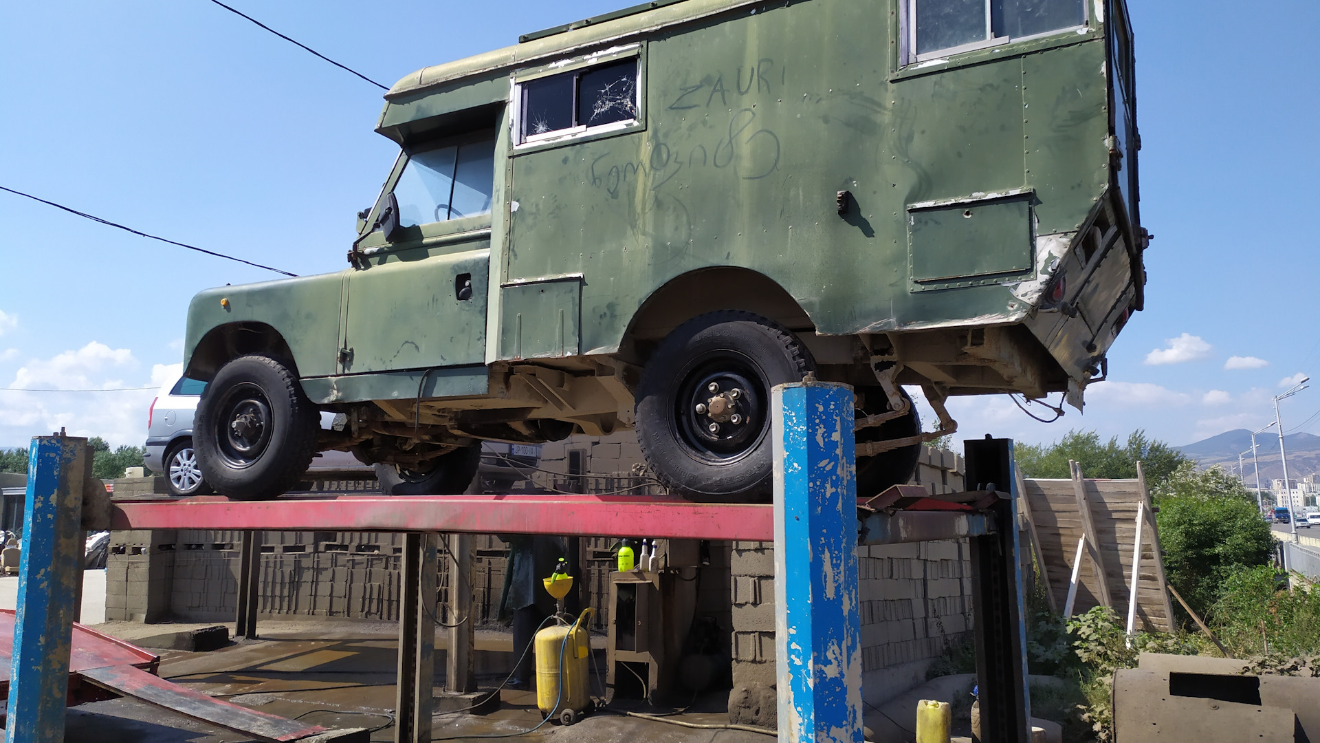 Land Rover Series II 2.3 бензиновый 1968 | Marshall Ambulance-Ketty на  DRIVE2