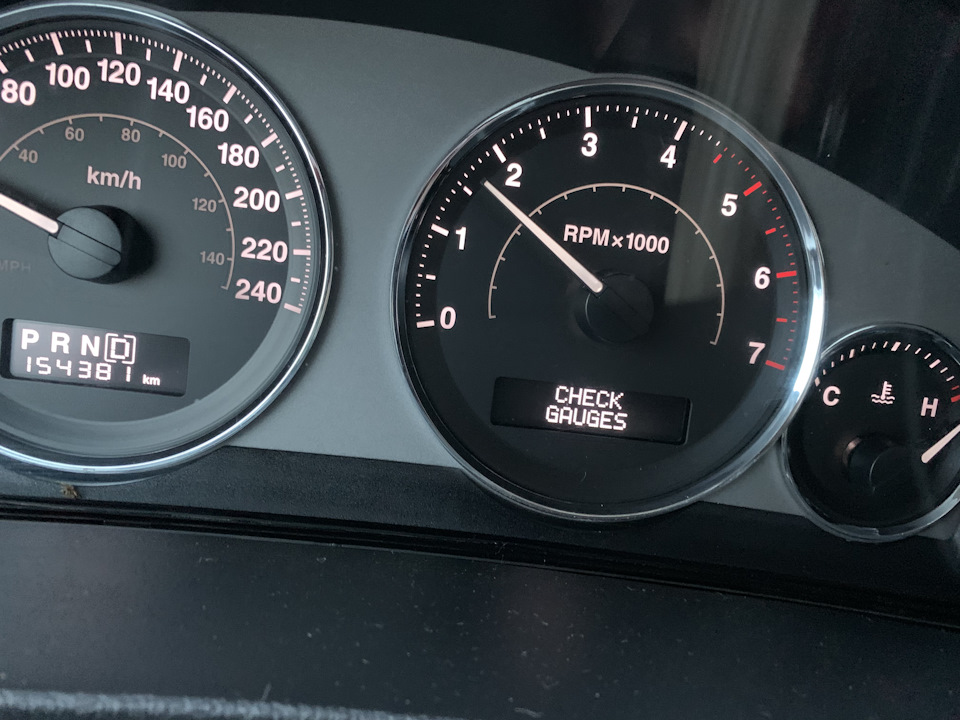  Sobretemperatura de la transmisión - Verifique que la flecha de temperatura de la falla flotante de los indicadores llegue al máximo - Jeep Grand Cherokee (WK), l.