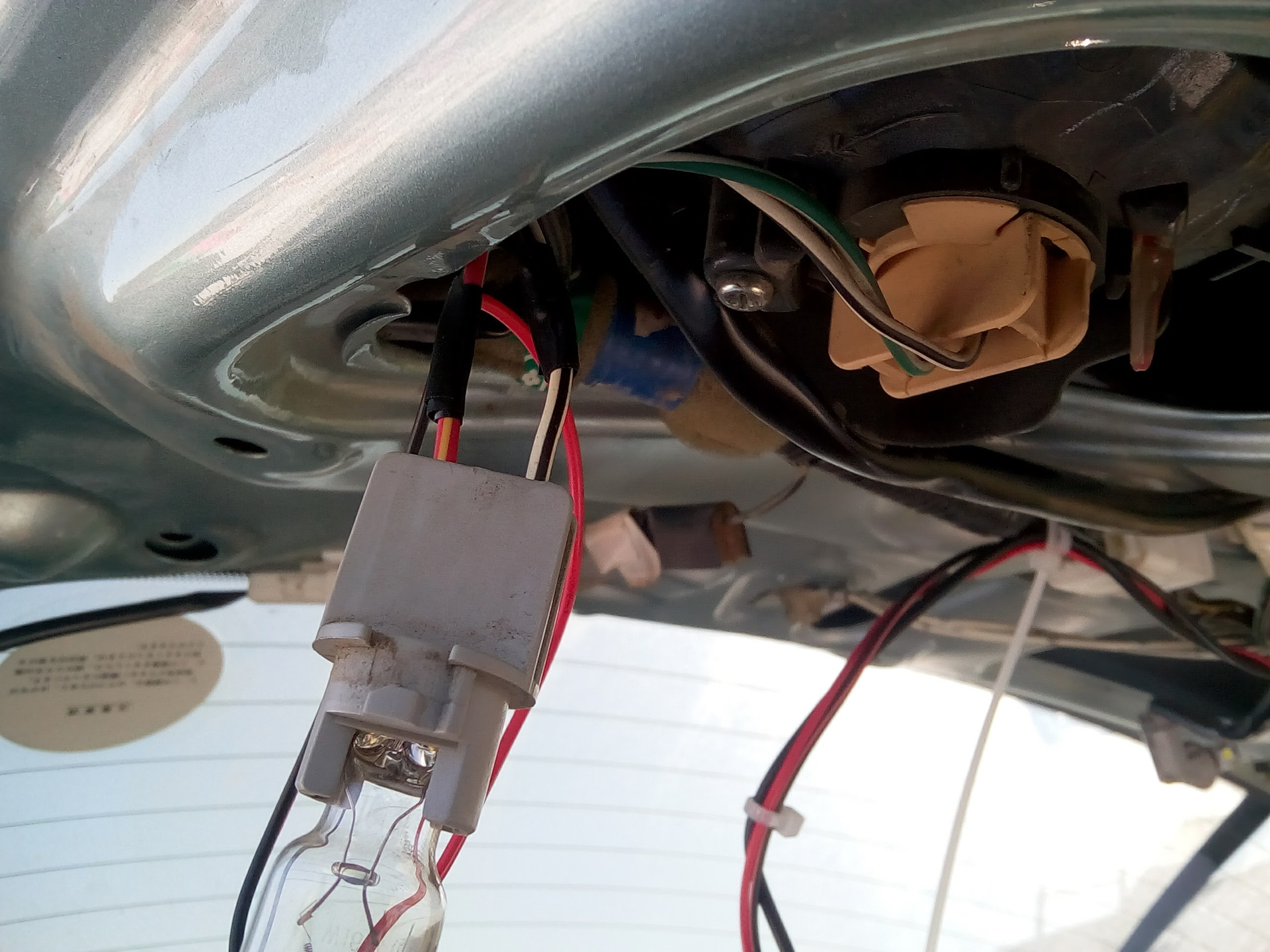 Провод на обогрев заднего стекла калдина 210. Не работает задний ход тойота. Не работает задний ход тойота. Распиновка задних фонарей тойота камри. Датчик включения заднего хода toyota caldina.