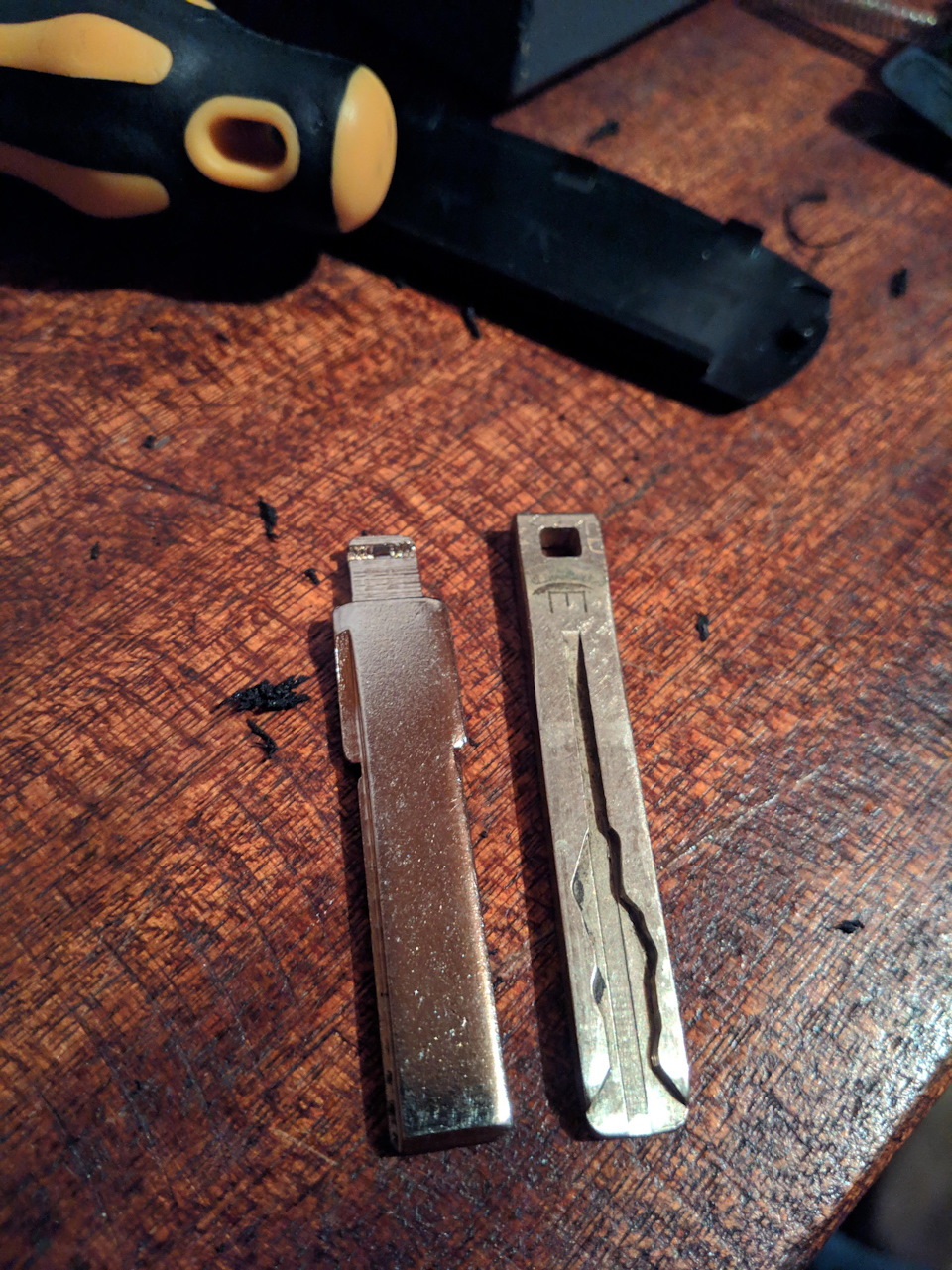 Подгоянем потихоньку к нужной форме, вставляем в бобышку и фиксируем саморезами — KIA Ceed SW (1G)