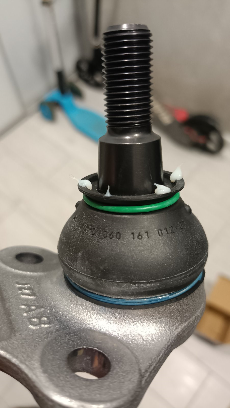 Шаровые опоры Lemforder 31007 01 — Ford S-Max (1G). Запчасти на фото: 3100701