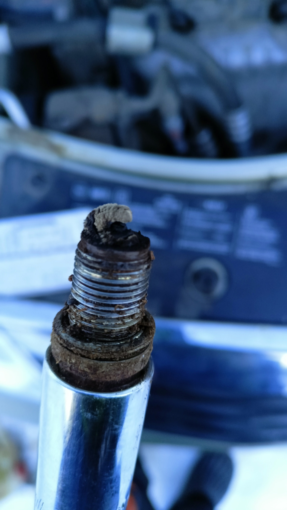 Нагар на свечах — Renault Sandero 1G, 1,6 л, 2012 года | плановое ТО ...