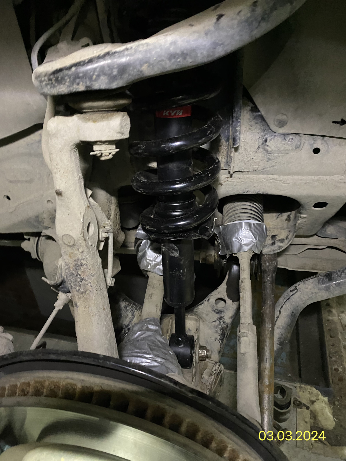 Пружина передней стойки. Замена — Toyota Land Cruiser Prado 150-series ...