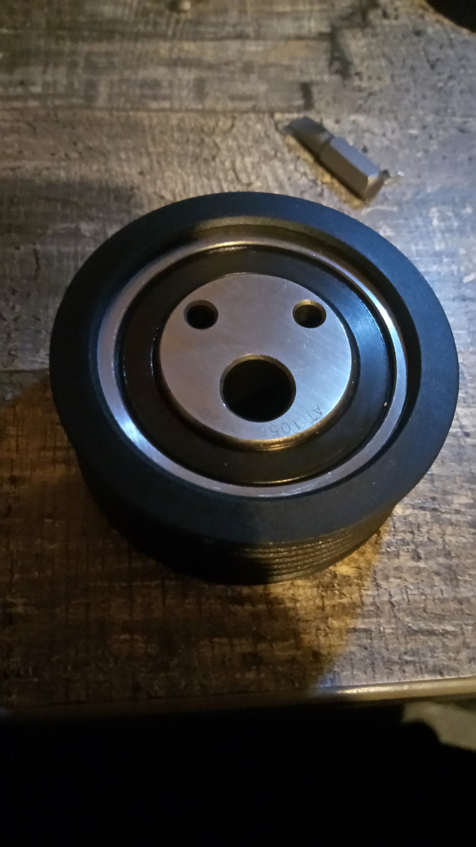 Замена натяжного ролика ремня генератора — Lada Приора хэтчбек, 1,6 л ...