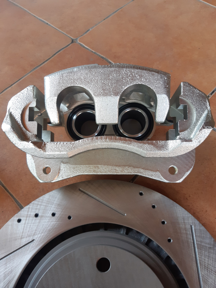 Тормозной суппорт камри. Камри 40 суппорта 2х поршневые. Nissan expert 2 поршневые суппорта. Суппорт задний 2х поршневой. 2х поршневые суппорта на ваз 2114.