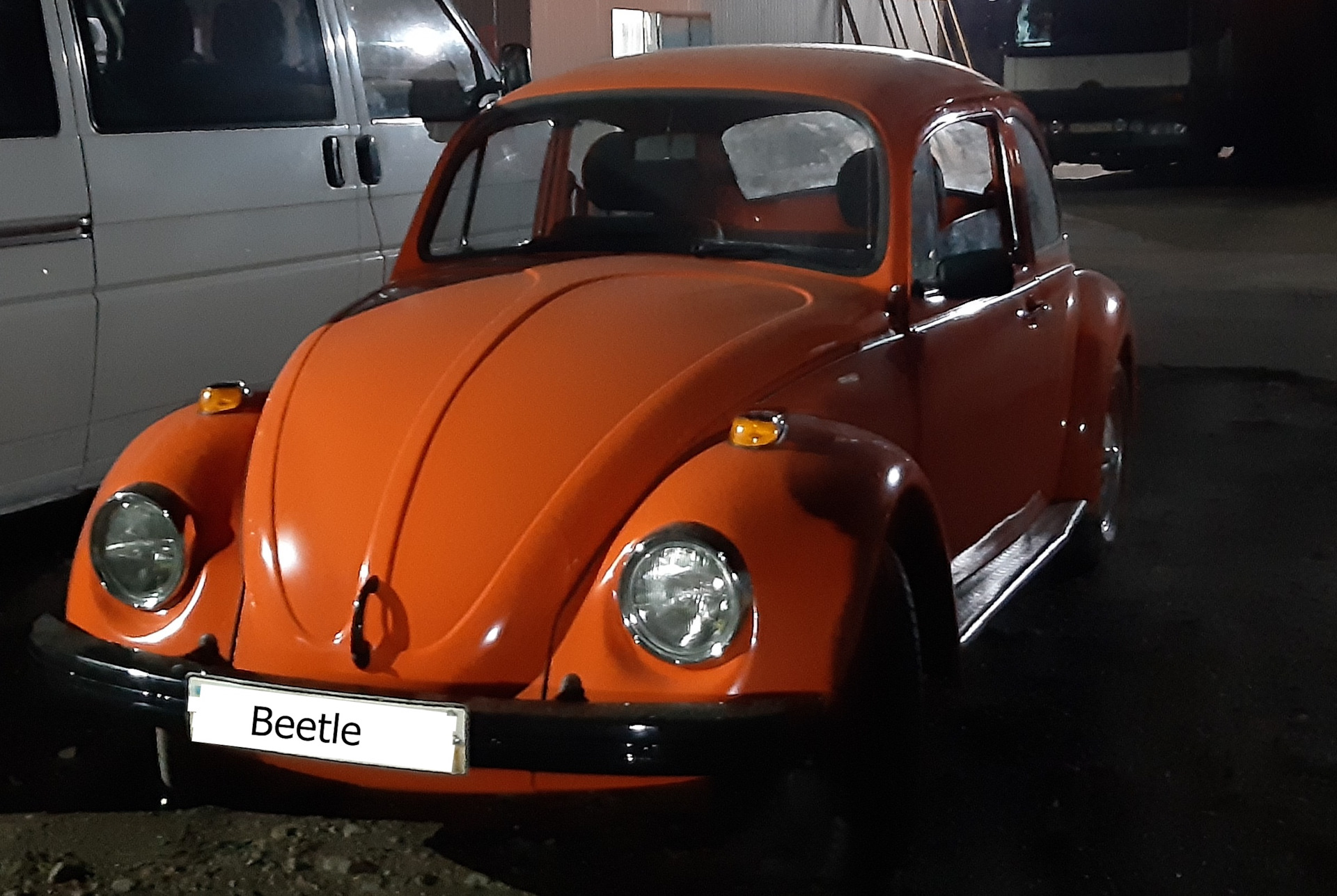 Оранжевый Volkswagen Beetle