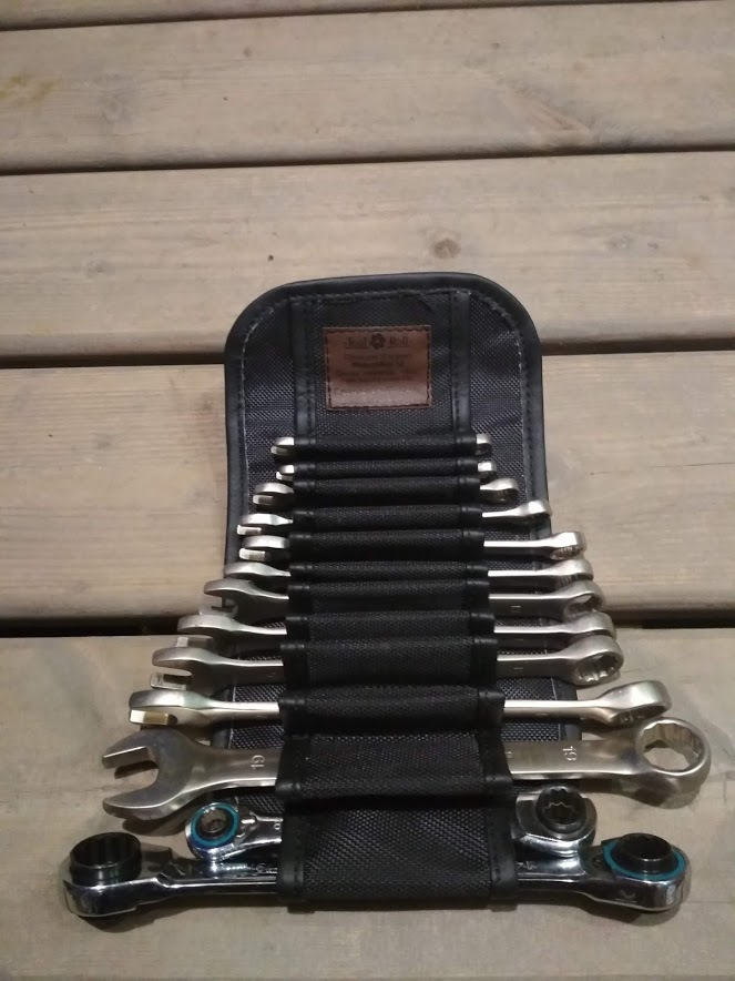 Также по случаю хочу поделиться жилищем ключей. Также аксессуар от tool-roll, качество — лухари, на этот раз без эргономических просчетов, ключи не вываливаются даже из раскрытой сумки, даже если её потрясти, рекомендую! — Suzuki Jimny (1G)