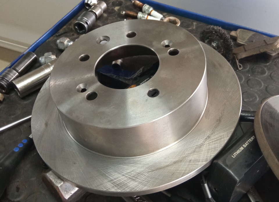 Задние тормозные диски и колодки. — KIA Soul (1G), 1,6 л, 2011 года ...