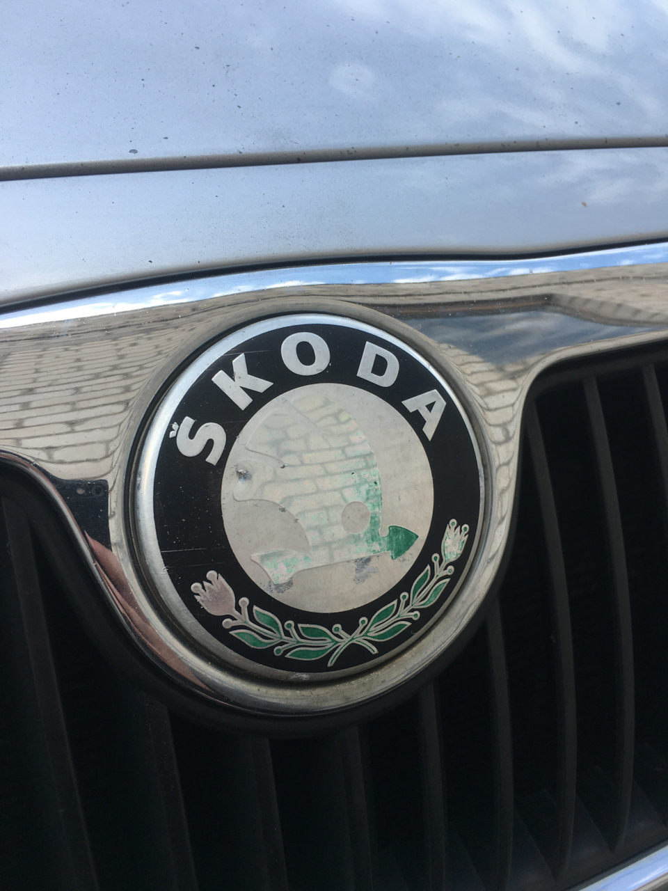 Эмблемы Skoda на решётку радиатора 1U0853621CMEL и дверь багажника  6Y9853621MEL — Skoda Fabia Combi Mk1, 1,9 л, 2005 года | своими руками |  DRIVE2