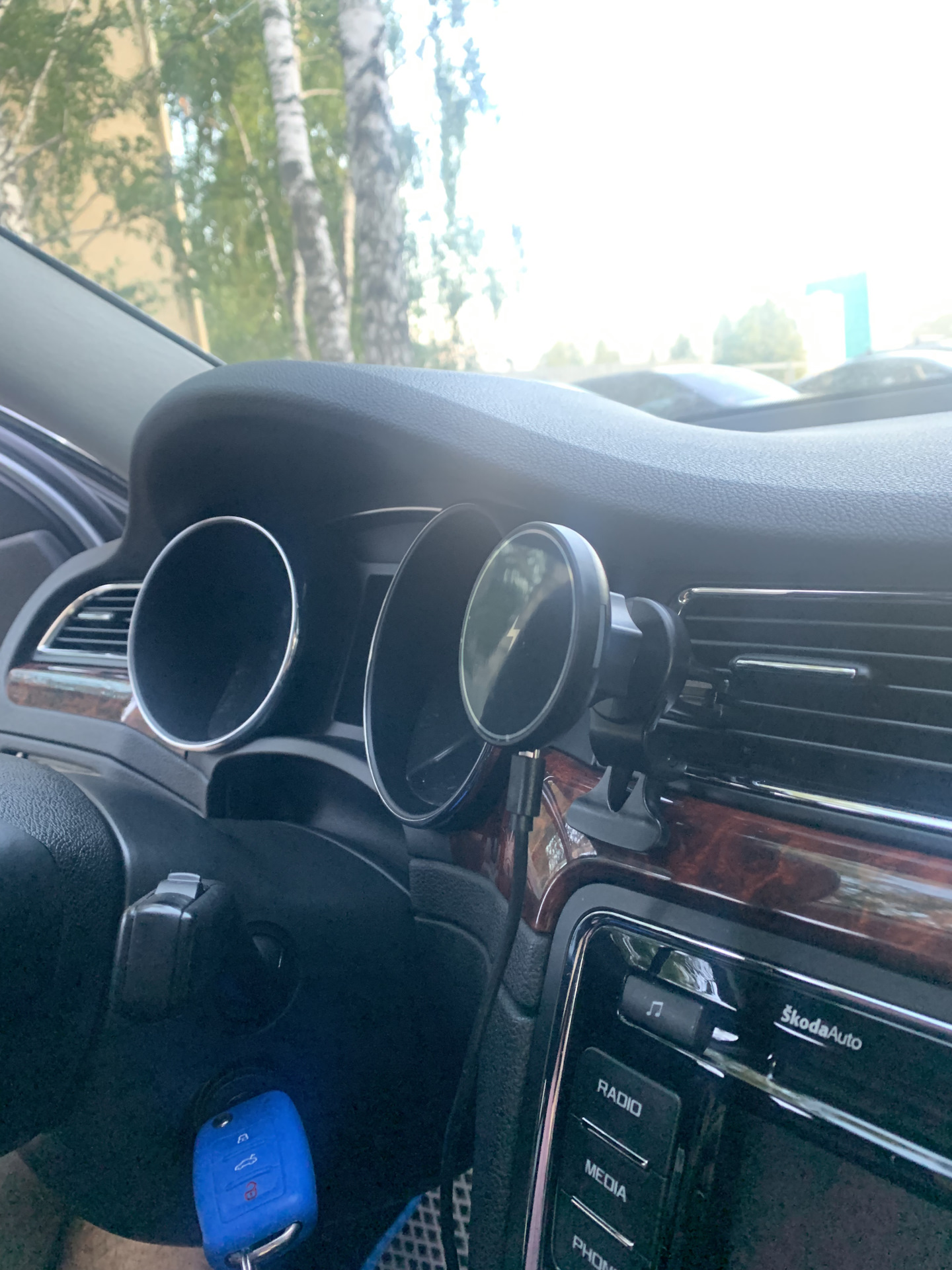 Магнитный держатель телефона с беспроводной зарядкой — Skoda Superb Mk2 ...