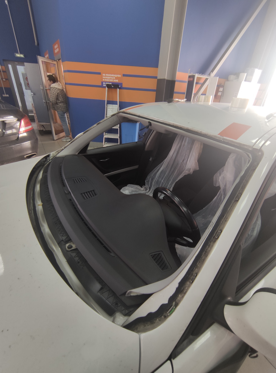 Вырезали старое стекло — BMW 3 series (E90)
