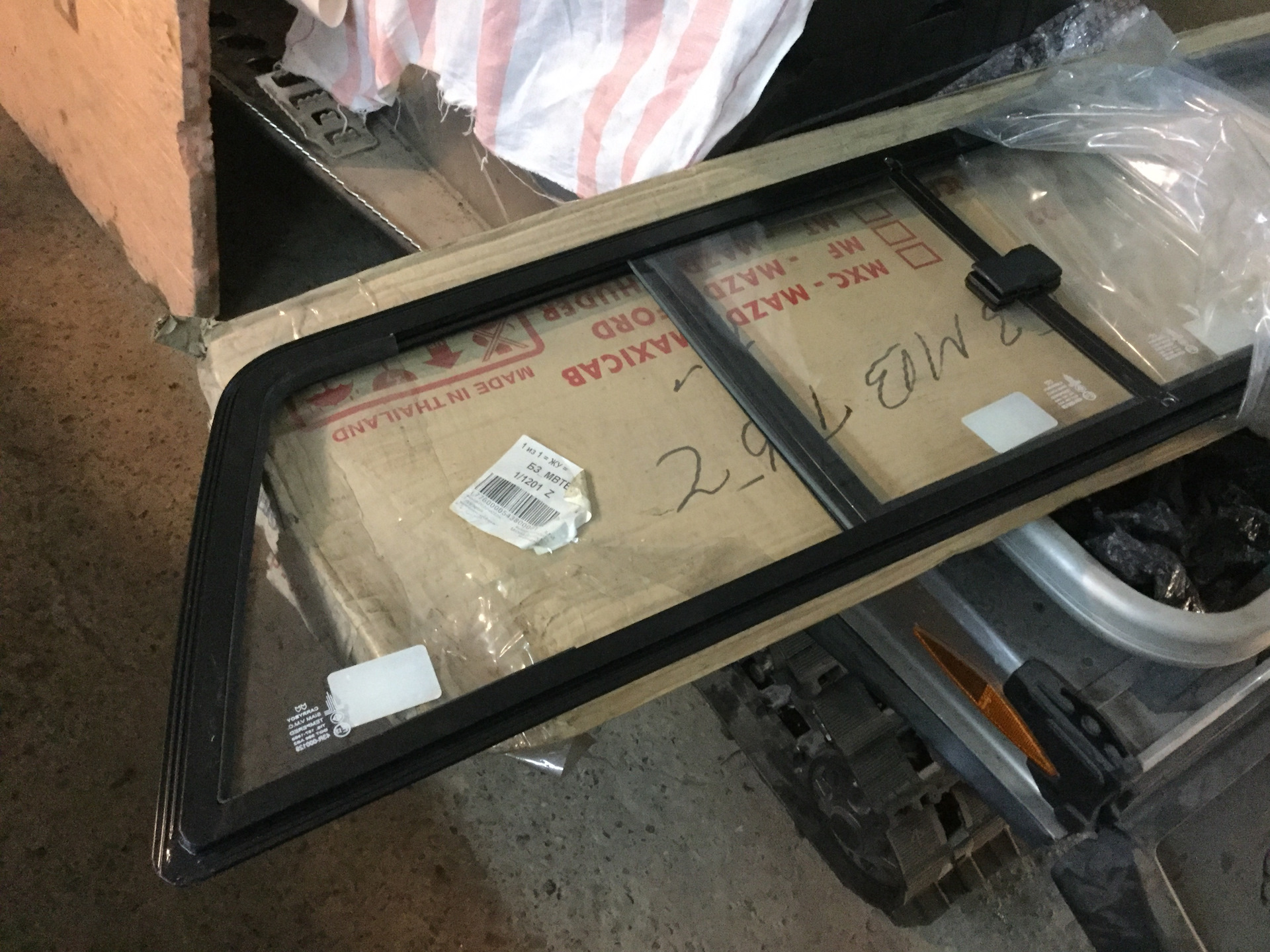 Заднее стекло на кунг на митсубиси л200. Стекло заднее митсубиси л200. Стекло заднее митсубиси л200. Митсубиси л200 заднее стекло. L200 стекло задка оригинал.