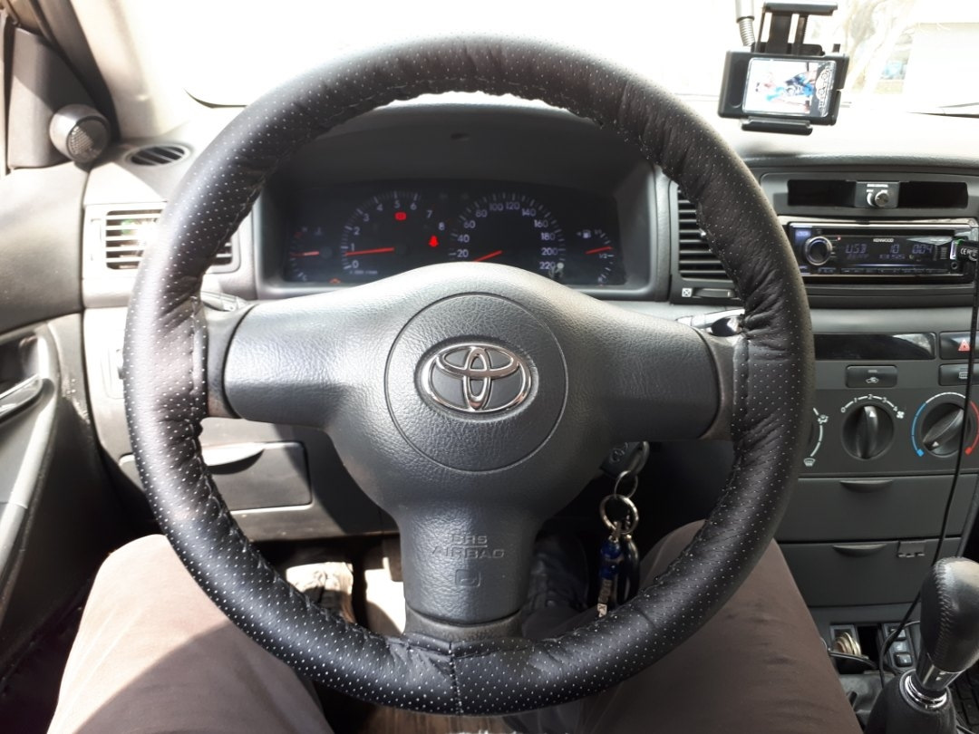 Руль тойота королла 120. Руль Toyota Corolla 120. Оплетка на руль Тойота Королла е120.