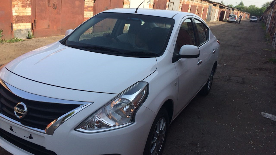 Nissan Latio Белый диван