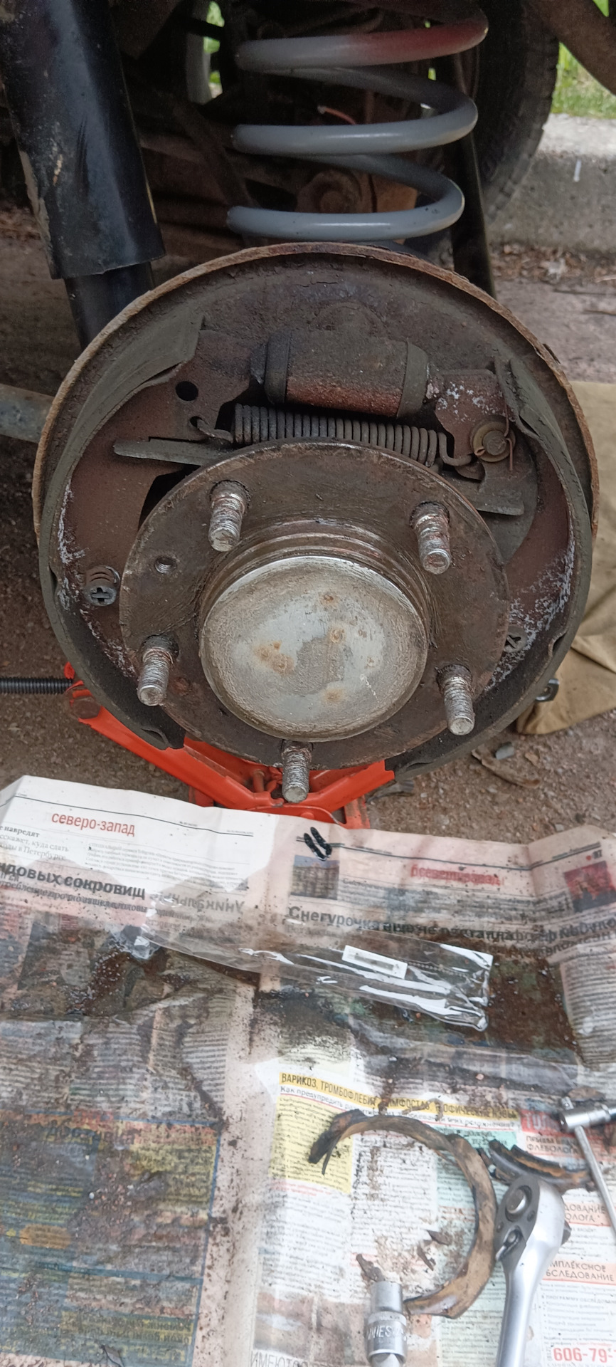 Задние пружины, тормозные трубки, трос ручника. — Chevrolet Niva GLX, 1 ...