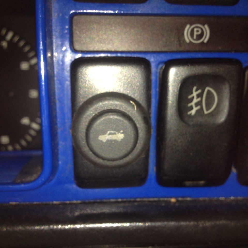 Кнопка багажника в салоне — Volkswagen Golf Mk2, 1,3 л, 1990 года ...