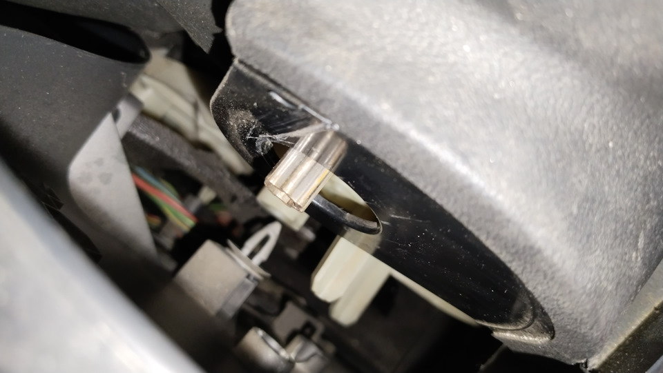 Левая накладка отогнута — на фото уже снята втулка — Land Rover Range Rover (3G)