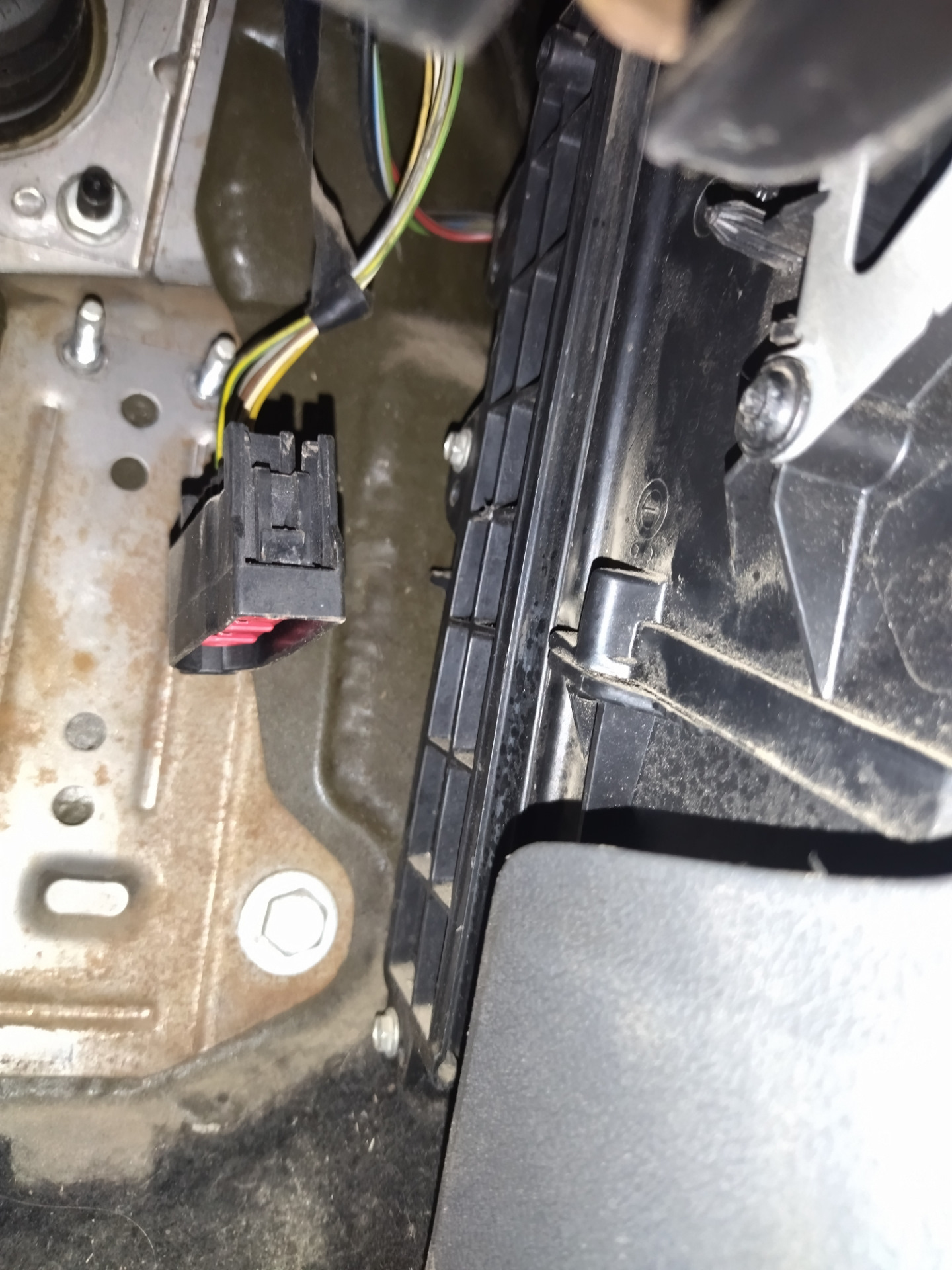 Замена салонного фильтра фф2 — Ford Focus II Sedan, 1,6 л., 2007 года ...