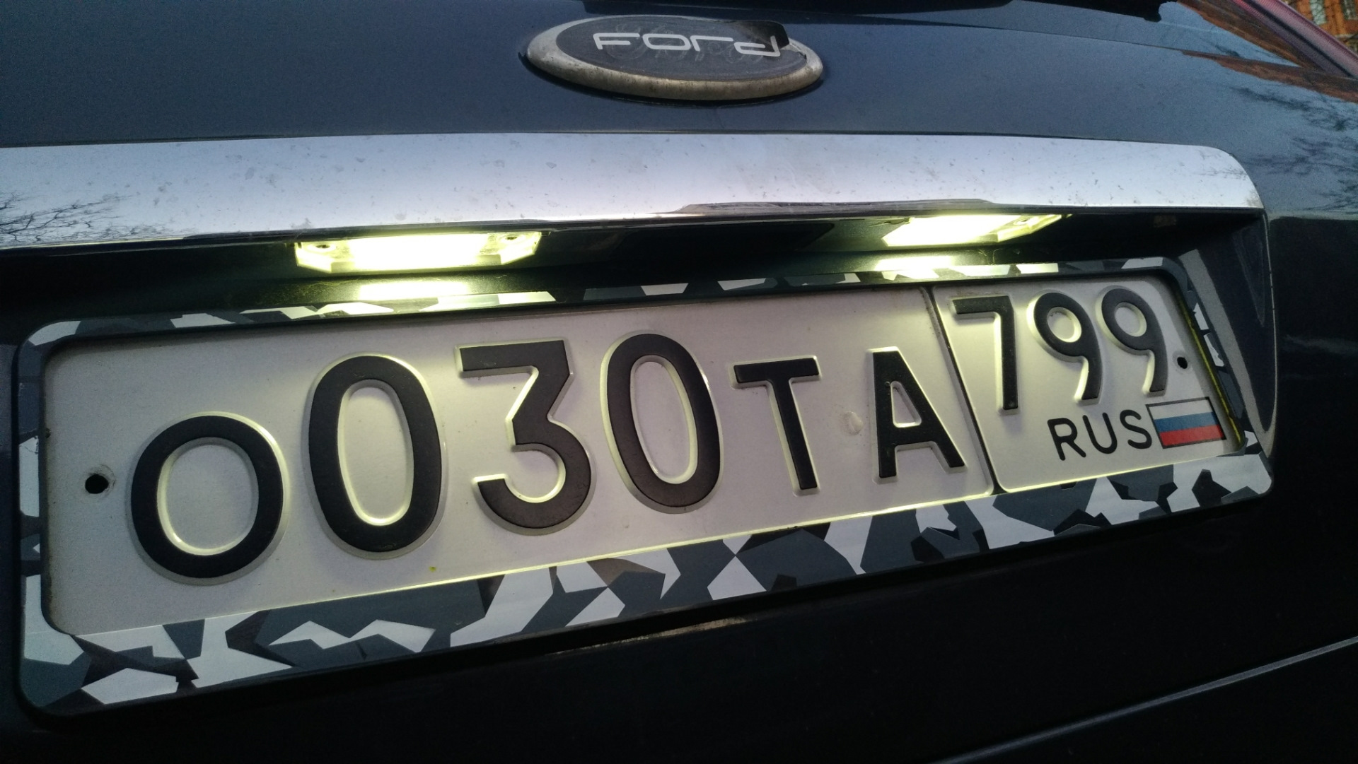 Купить номера на форд. Рамка номера с подсветкой Ford Transit. Заменил подсветку номерного знака гл [164. Форд номерные рамки металлические.