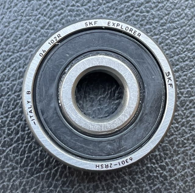подшипник ролика натяжителя ремня навесных агрегатов SKF 6301-2RSH ...