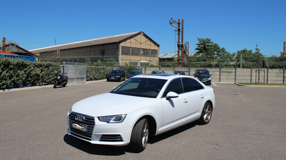 По закону на передних стеклах и лобовом нельзя делать тонировку со светопропускаемостью ниже 70%. Но лобовое в акцию не входило, так что тут все осталось как было. — Audi A4 (B9)