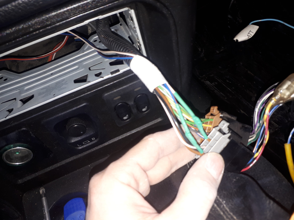 Подключение камеры заднего хода патриот 2016. Как сделать чтобы магнитола работала. Магнитола teyes cc3 не выключается при выключении зажигания. Калина магнитола через замок зажигания. Мазда 3 бк не отключается магнитола от замка зажигания.