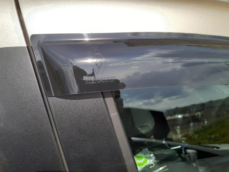 На передних дефлекторах есть логотип Renault — Renault Duster (2G)