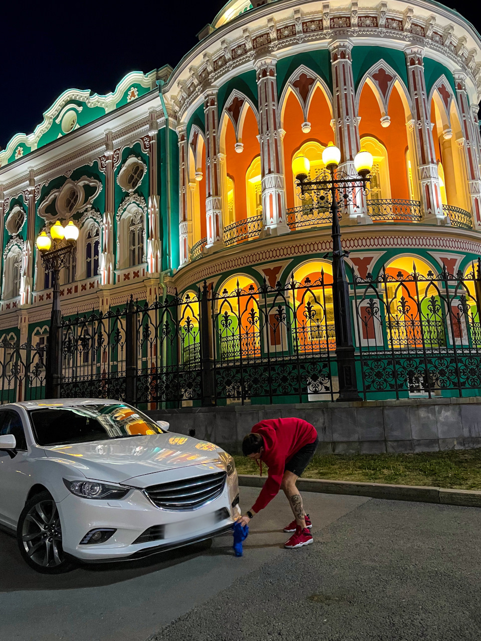 White rabbit on the background of a gothic monument — Mazda 6 (3G) GJ, 2 л, 2012  года | фотография | DRIVE2