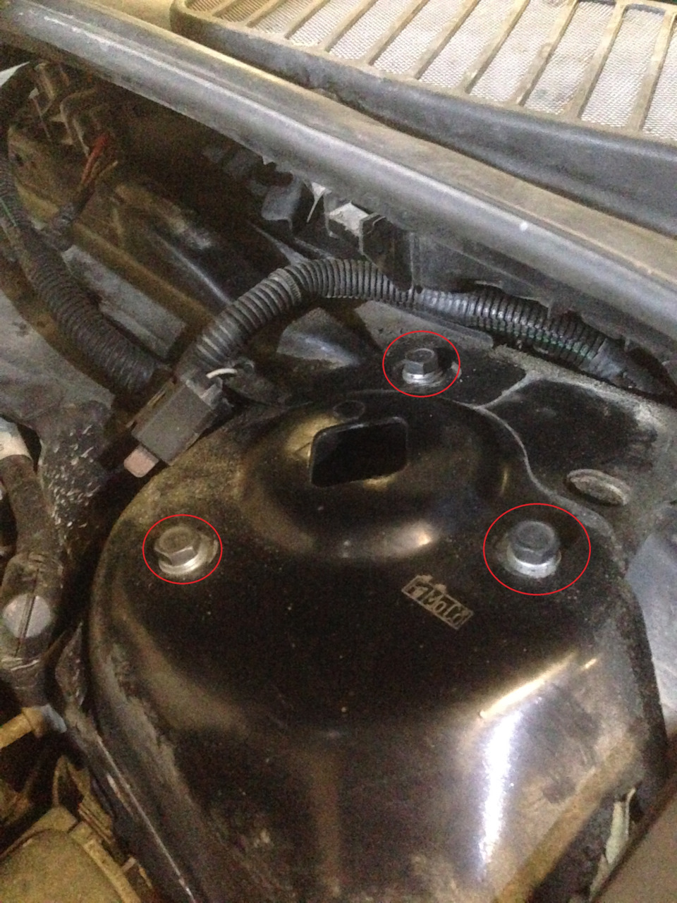 Krok 12 — Przód: włóż kolumnę z podkładką do kielicha; ustaw szpilki w otworach i lekko złap nakrętkami. — Ford Mondeo Mk4 FL