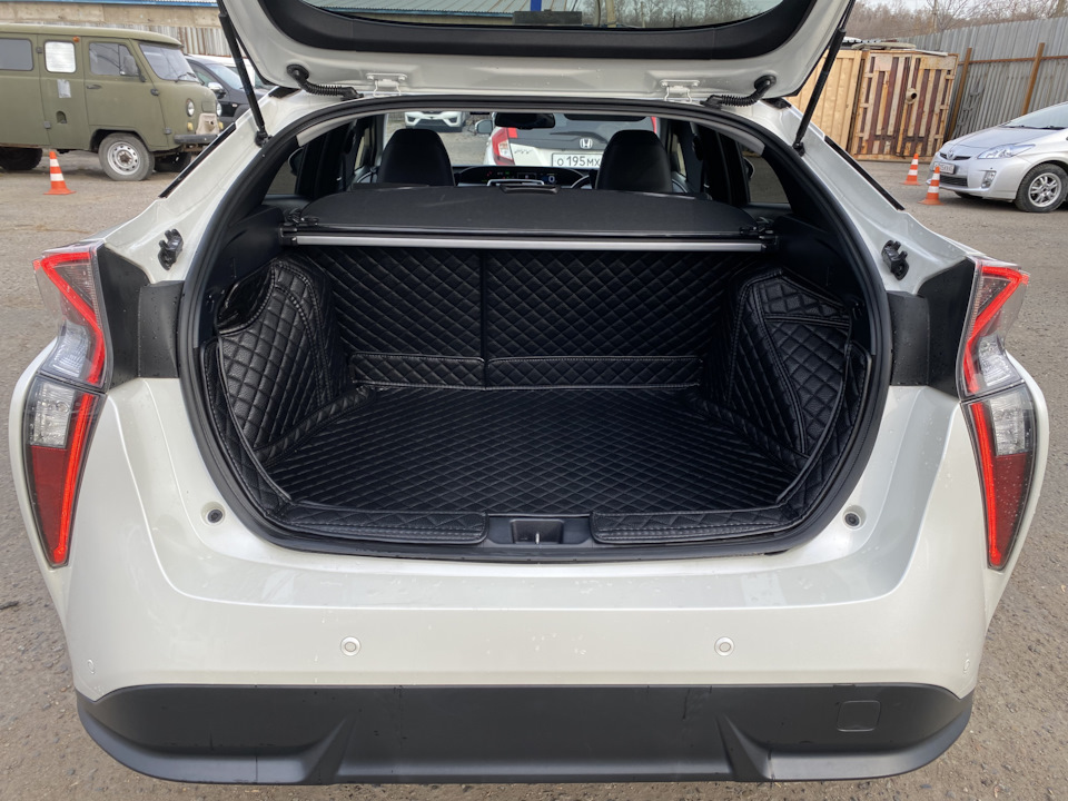 Prius 30 ширина багажника. Багажник приус 50. Toyota prius 2006. Багажник toyota prius 2016. Тойота приус 2017 багажник.