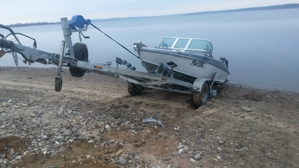 Погода в лебедках. Катер гарпун 545. Лебедка для спуска лодки на воду. Тележка для спуска лодки на воду. Приспособления для спуска лодки с прицепа.