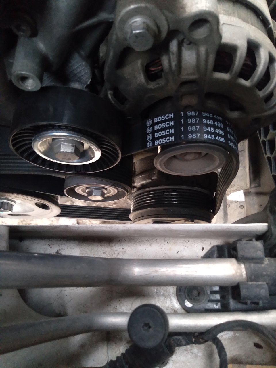 Рекомендую вот этот ремень Bosch 1 987 948 496, предыдущий Bosch был короче на сантиметр — Volkswagen Polo Sedan. Запчасти на фото: 1987948496