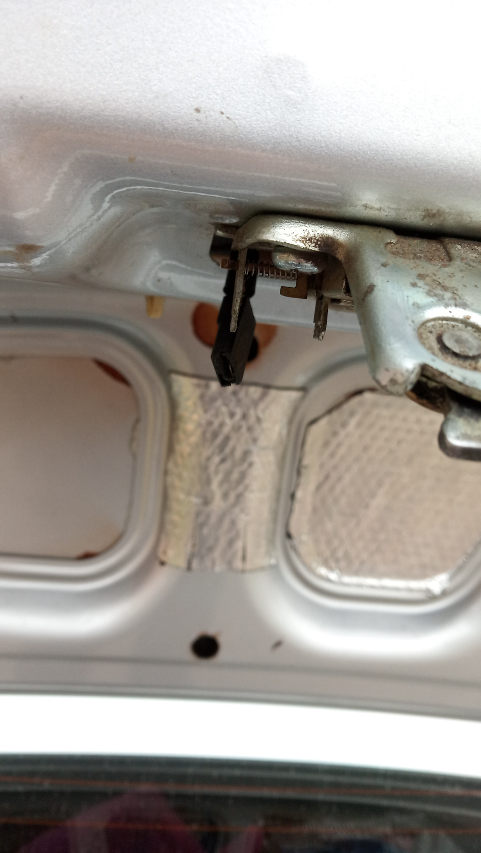 Не горит свет в багажнике — Daewoo Lanos, 1,5 л, 2007 года | своими ...