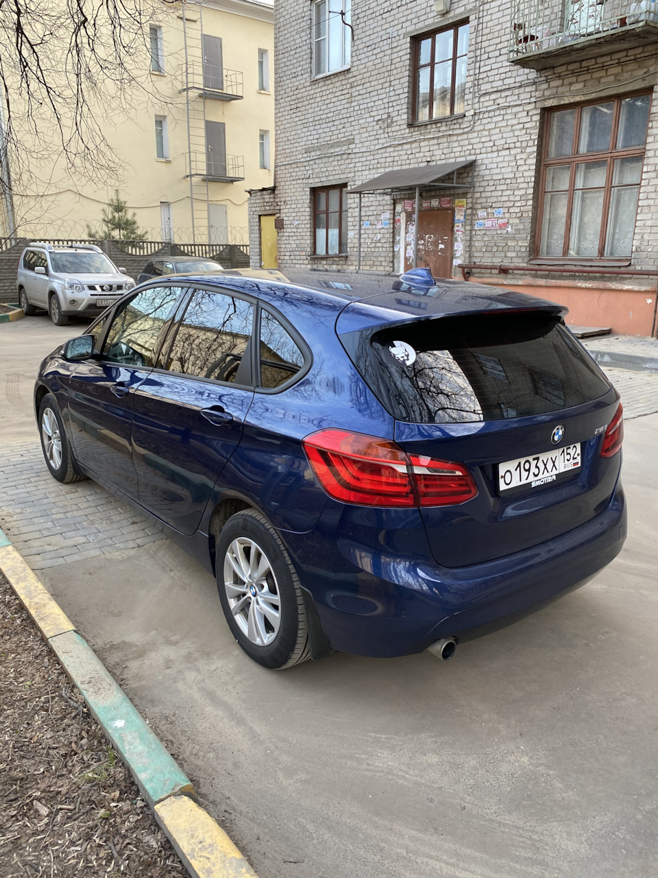 Сзади, кстати тут можно обратить внимание на насадку глушителя, которую я недавно махнул по гарантии — BMW 2 series Active Tourer (F45)
