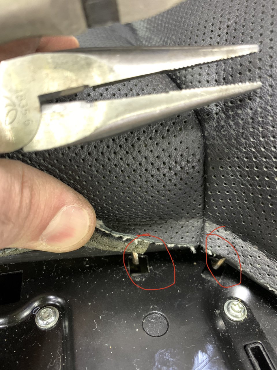 Спереди снимаем подколенную подушку, снизу 2 болта на torx 30. Платик выщелкиваем. Под пластиком такие металические скобы. Плоскогубцами расскрываем их и вращая их освобождаем кожу. Самая долгая процедура из всей работы… — BMW 7 series (E65/E66)