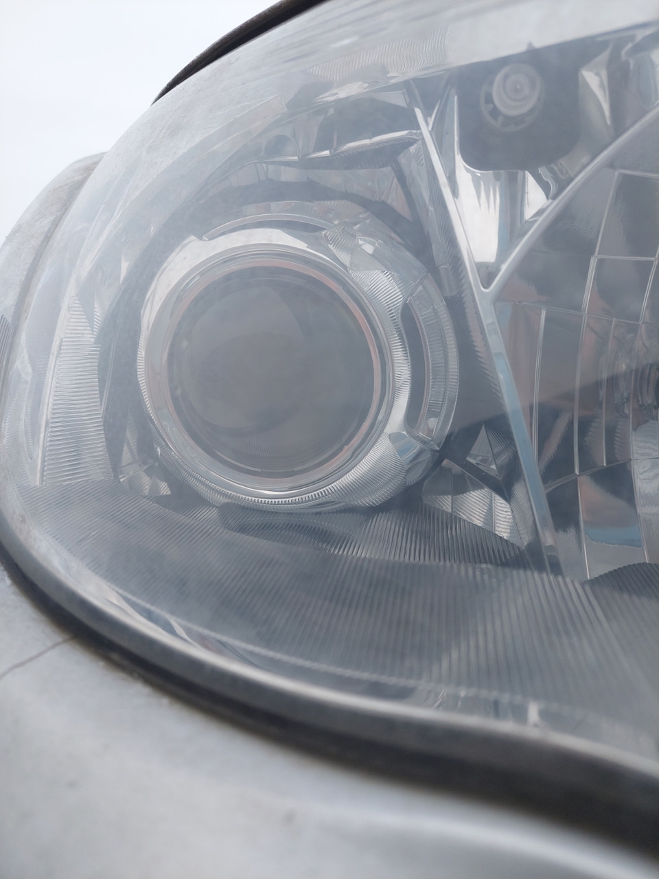 Линзы в рефлекторные фары h4. Крепление фары ваз 2110. Фара 2106 дальний свет. Фары на ваз 21214 нива. Как ставится фара.