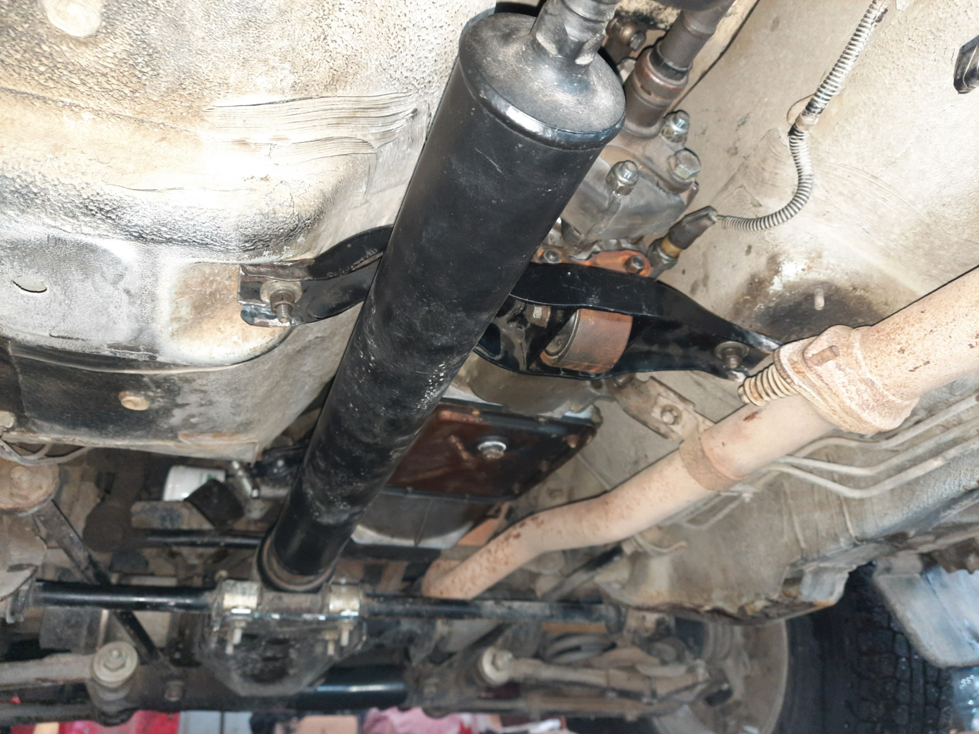 Подушка кпп и траверса её же. — Chevrolet Niva (1G), 1,7 л, 2004 года ...