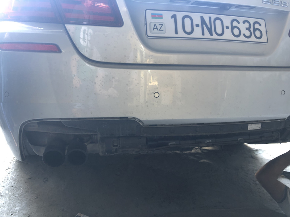 M Performance диффузор и Насадки выхлопной трубы Akrapovich — BMW 5 ...