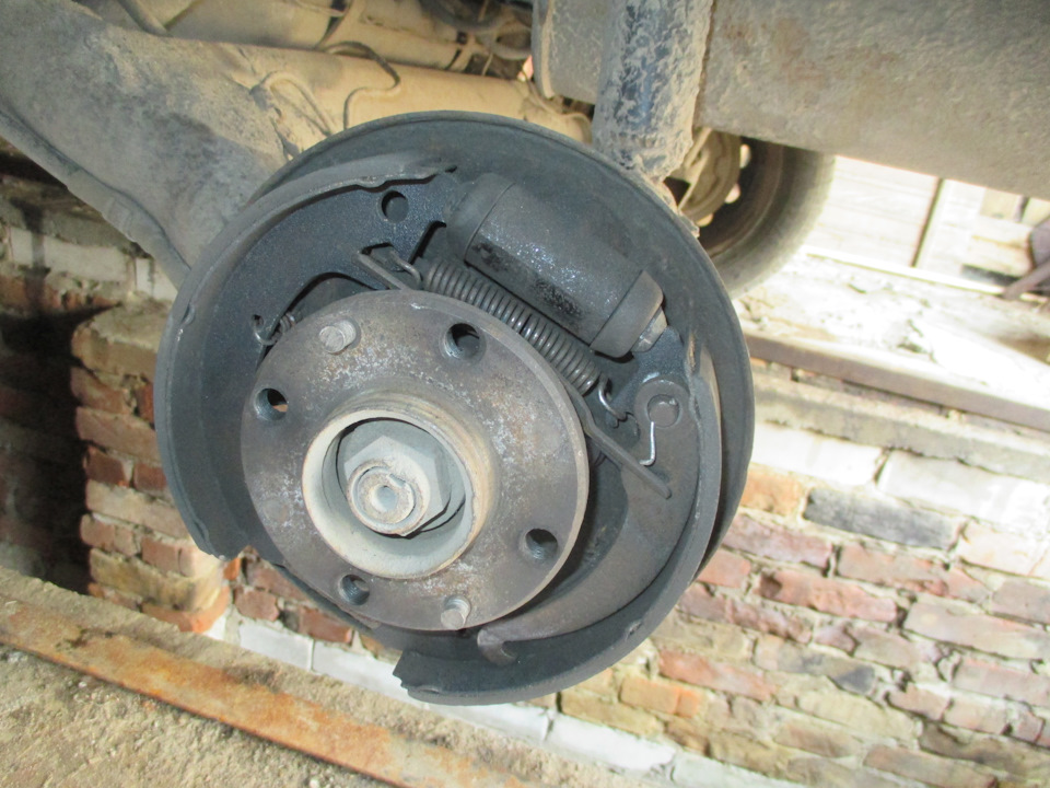 Задние колодки ваз 2109. Тормоза девятки. Пыльник передних тормозов нива шевроле. Задние колодки ваз 2114. Передние тормоза шеви нива.