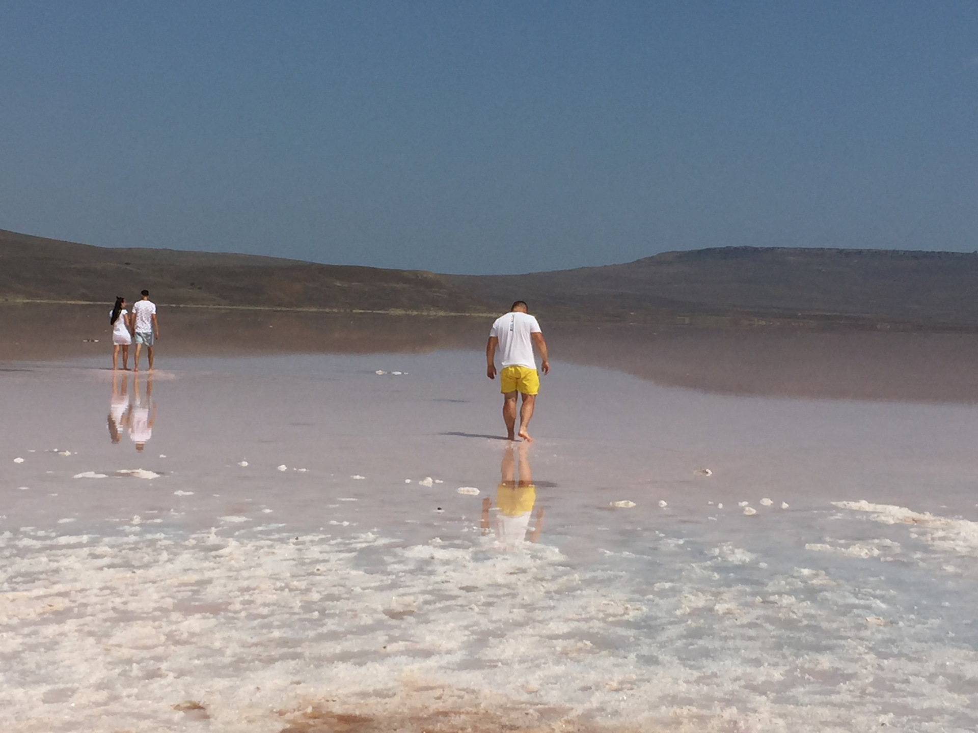 Крымское озеро соленое с людьми