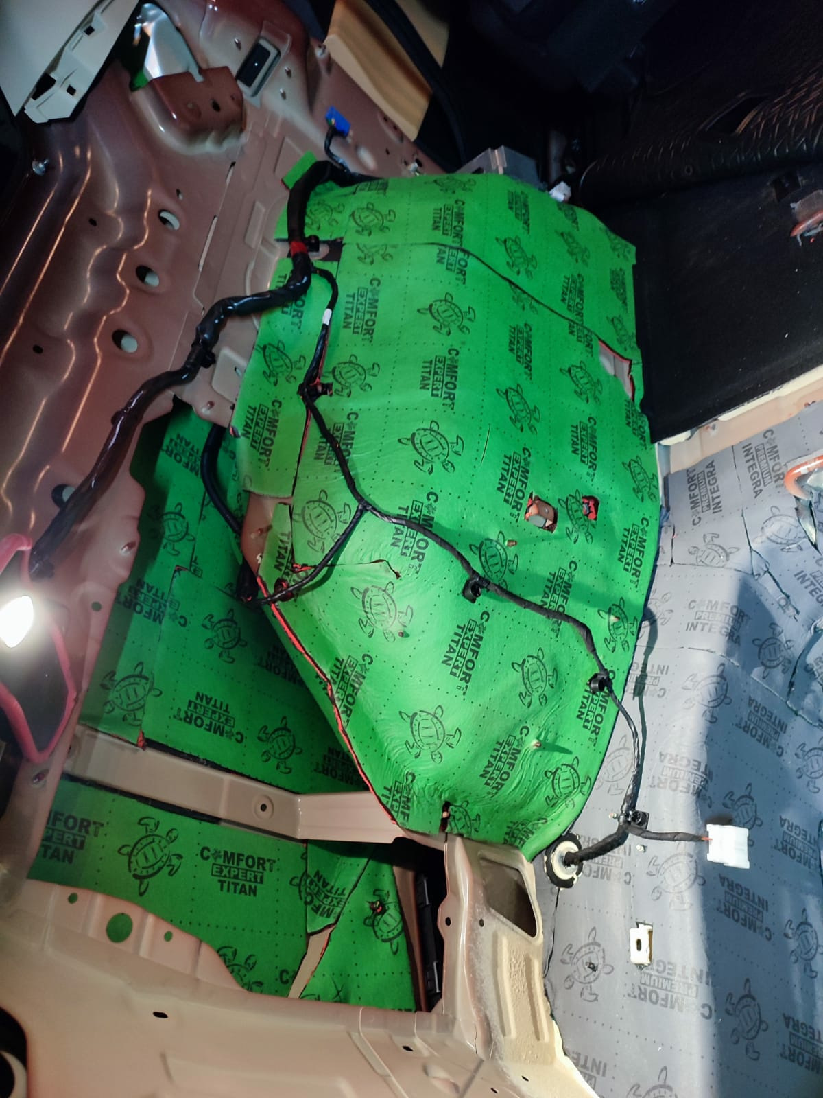 Устраняем конденсат в багажнике — KIA Carnival (4G), 2,2 л, 2021 года