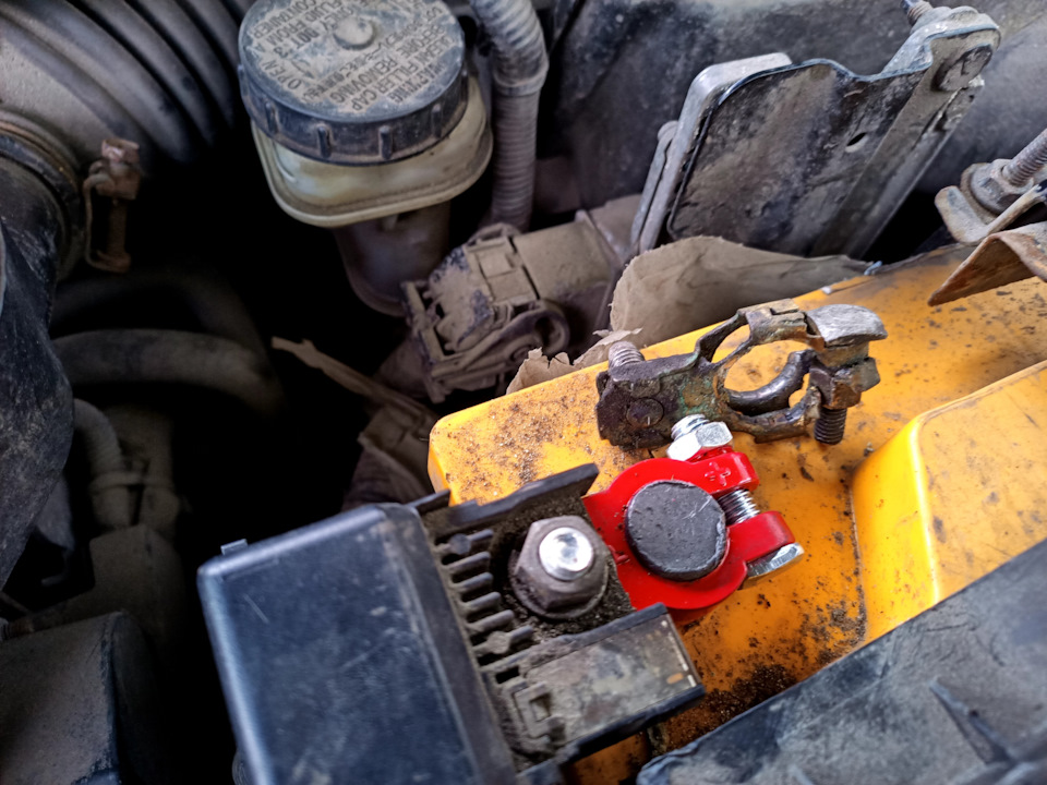 Клемма +, мотор омывателя фар — Nissan X-Trail II (t31), 2,5 л, 2008 ...