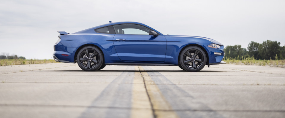 mustang 2022 blue and black